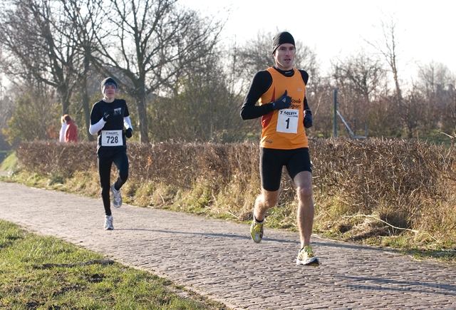 8aag002.jpg - Begin eerste ronde twee aanvallers: 1 Michel Schrier(WINNAAR 13 km en 728 Neal Bouterse (WINNAAR 7 km)