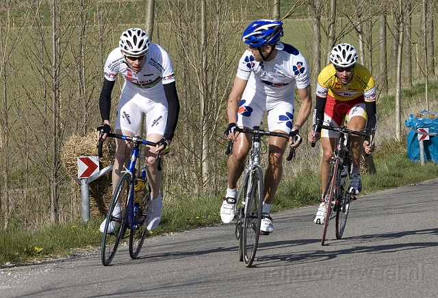 8hho127.jpg - laatste ronde voor kopgroep met vlnr Jacques Schuit, Ruud Havermans, Tjitte van den Buijs