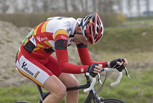 8hho83.jpg - de besliissende demarage van Stefan Koole voor zijn overwinning bij de amateurs 40+