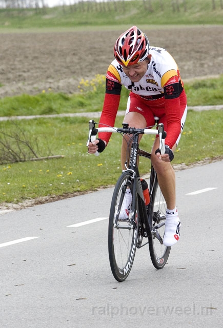 8hho87.jpg - Stefan Koole op weg, nog 450 meter, naar de overwinning bij de amateurs 40+