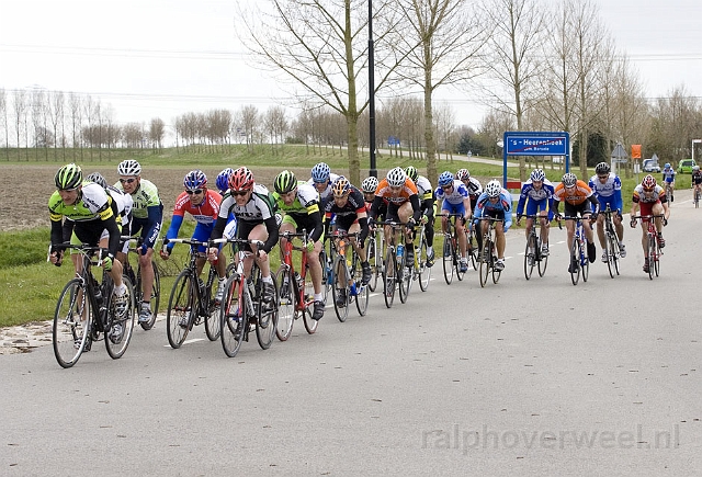 8hho88.jpg - nog 450 meter voor het peloton dat gaat sprinten voor de tweede plaats amateurs 40+