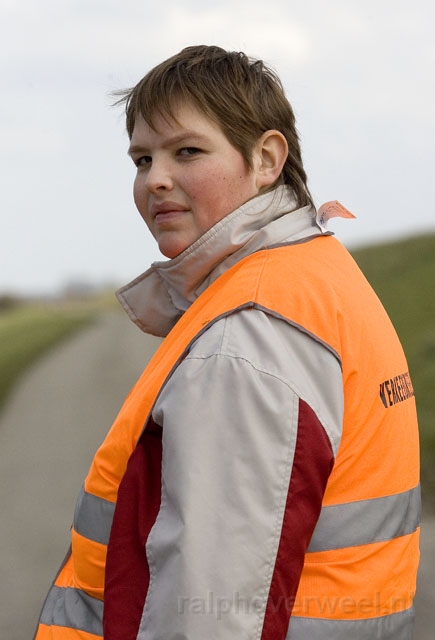 8ink17.jpg - de trouwe verkeersregelaar Jouettha Hage