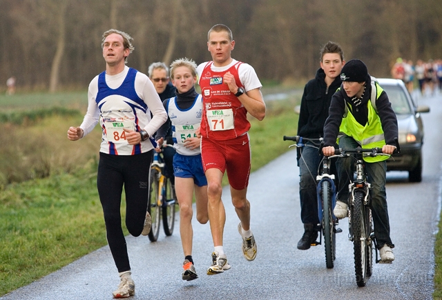 8ouw010.jpg - Kopgroep bij doortocht eerste ronde: 84 Arjan Beije, 515 Tommie Staal, 71 Wim Nieuwkerk